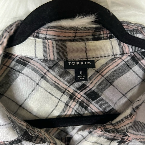 Torrid Plaid Grey Relaxed Fit Brushed Rayon Button-Up Shirt Size 0 - Picture 4 of 7